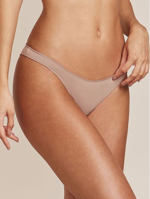 CALZÓN BIKINI CON ACABADO INVISIBLE EN MICROFIBRA | Color Beige Gamuza