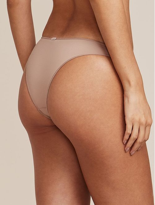 CALZÓN BIKINI CON ACABADO INVISIBLE EN MICROFIBRA | Color Beige Gamuza