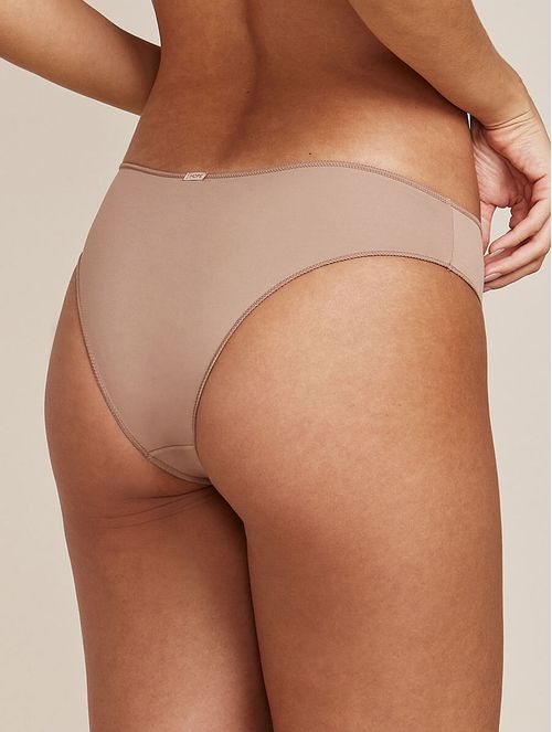 CALZÓN CON LATERALES ANCHOS Y ACABADO INVISIBLE EN MICROFIBRA | Color Beige Gamuza